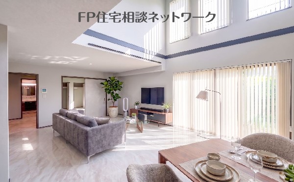 明るいLDKです♪（本画像はAI加工済みであり、現地に家具等はなく価格にも含まれていません）