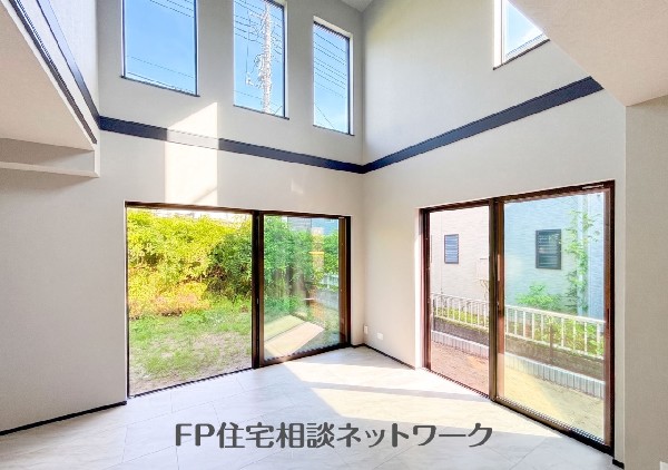 LDKの明るさと広がりが、毎日の暮らしに開放感を添えます。現地でも魅力を感じられます。
