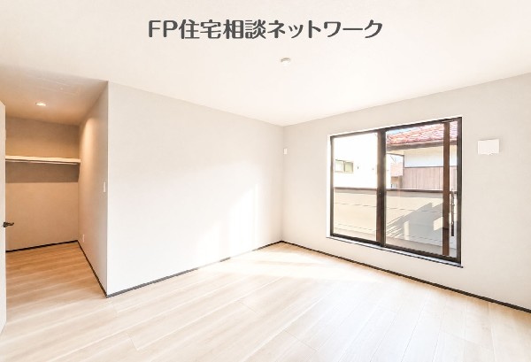 居室の明るさと広がりが、毎日の暮らしに開放感を添えます。現地でも魅力を感じられます。