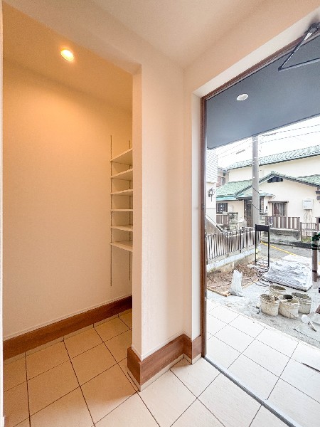 ゆとりあるシューズ収納を備えた玄関まわりで、この住まいらしい使いやすさをしっかり感じられます。
