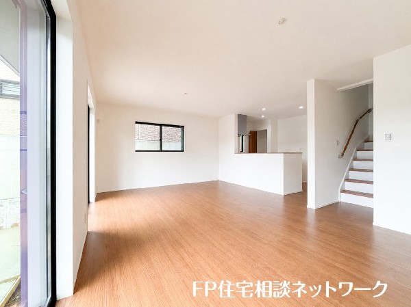 リビング階段は家具の配置もしやすく、生活スタイルに合わせて使えます。家族の時間も心地よく整います。