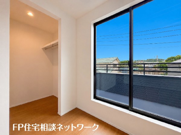 憧れのウォークインクローゼット付き！お気に入りの服をたくさん並べて、毎朝のお着替えを楽しく♪