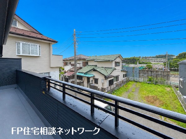 2部屋にまたがる広々バルコニー。明るい光と爽やかな風を室内にたくさん取り込むことが出来そうです。