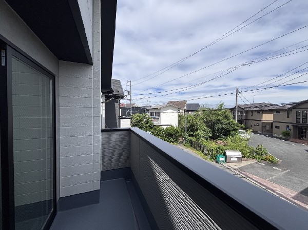 ベランダからの眺望は、茅ヶ崎の穏やかな景色が広がります。