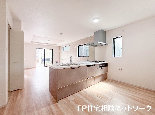 窓が多いので、リビングが明るくて開放感があります！