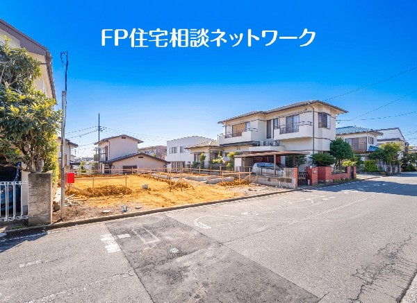 外観:目の前には幅員約8mのゆとりある道路があり、この住まいらしい日々の使いやすさを実感していただけます。