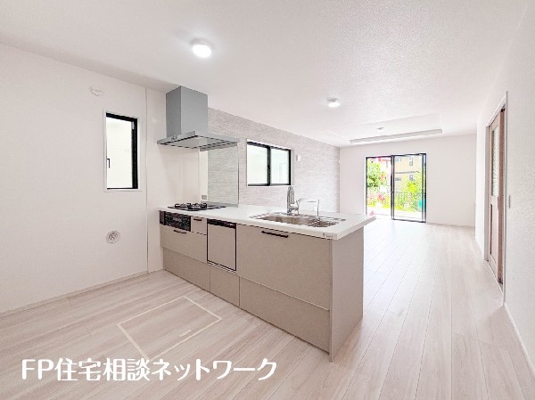 キッチンもリビングと馴染む色合いで、どんな家具も合わせやすいです。