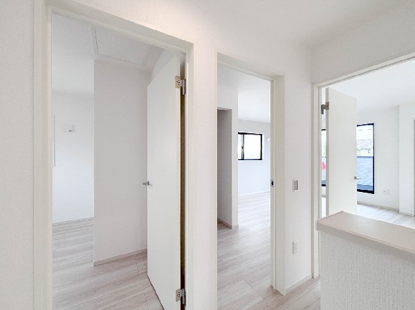 2Fの居室は、３部屋あり、それぞれのお部屋でゆったりお過ごしください。