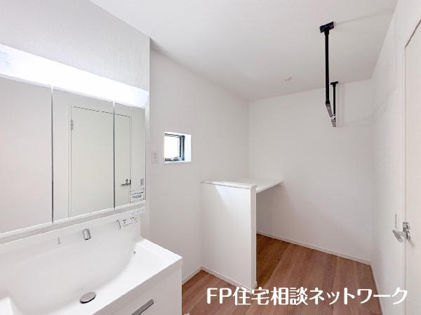 ランドリールームがあるので、雨の日のお洗濯や収納にも安心・便利ですね。