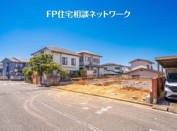 外観:幅員約8mの前面道路により、この住まいらしい快適な使いやすさをしっかりと感じられます。