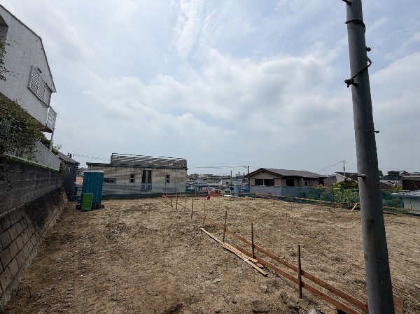 外観:青空を背景に凛と立つスタイリッシュな外観が、住まう人に誇りを与えてくれます。