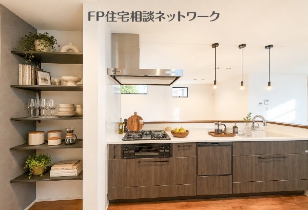 パントリーが近く必要な物をすぐ取り出せて快適。（画像はAI加工済みで家具等は含みません）