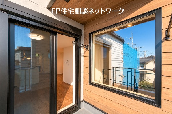 開放的なバルコニーは太陽の温かな温もりをめいっぱい受け止めてくれます。  