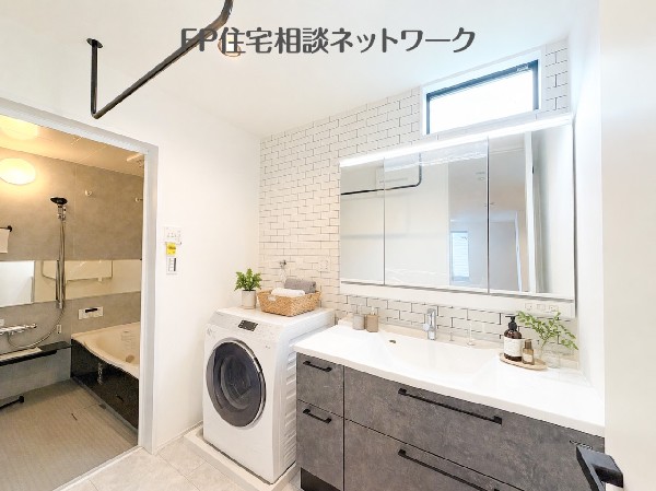 三面鏡の裏に収納棚を確保。化粧品などを収納し朝も快適。（画像はAI加工済みで家具等は含みません）