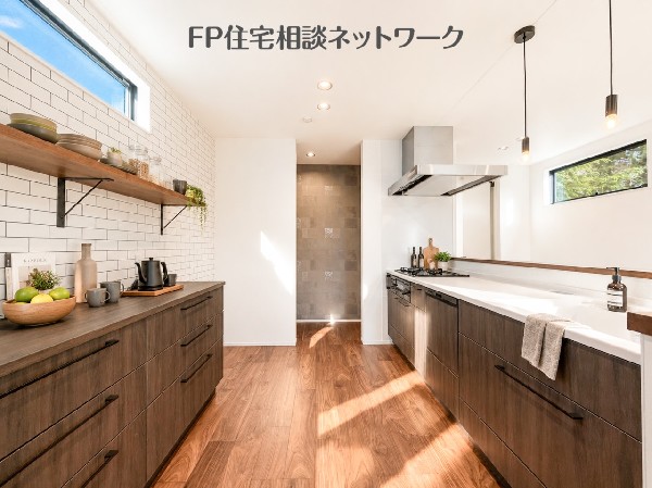開放感あるカウンターキッチン。（画像はAI加工済みで家具等は現地になく、価格に含みません）  