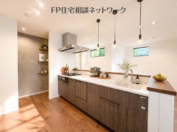 対面キッチンで会話を楽しみながら調理。（画像はAI加工済みで家具等はなく価格に含みません）