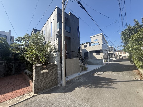 外観:無駄のない設計と明るさにこだわった新築戸建。  