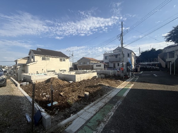外観:街中の喧騒から離れた穏やかな住環境。光と風を感じながら、心安らぐ快適な暮らしを叶える住まいです。  