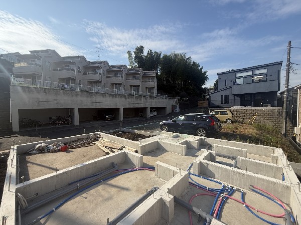 外観:低層の一戸建てが整然と並び、高い建物がないため採光や開放感に恵まれています。  