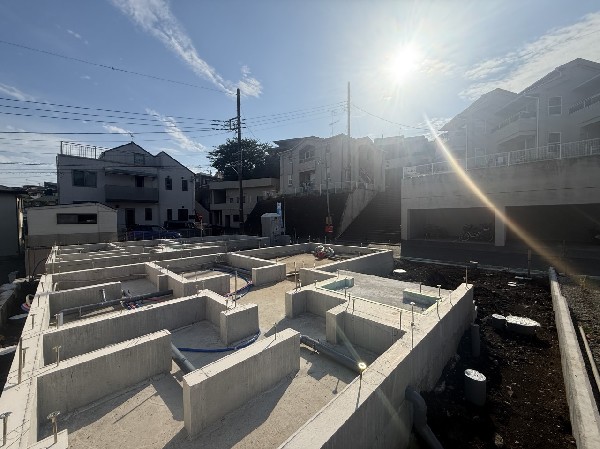 外観:青空へと抜ける開放的な眺望と、陽射しに満たされた空間が、日々の暮らしに癒やしを与えます。