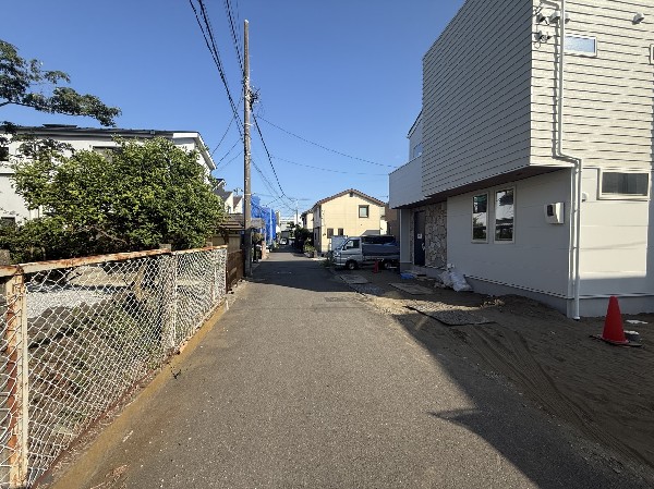 外観:周辺は落ち着いた第一種低層住居専用地域が中心で、高い建物がなく日当たりや開放感に恵まれた平坦な街並みです。