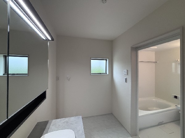 ゆとりある洗面空間を備えた洗面室で、この住まいらしい使いやすさをしっかり感じられます。