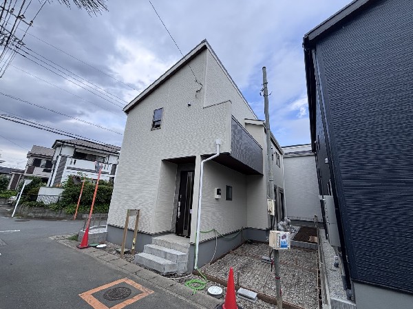 外観:青空を背景に凛と立つスタイリッシュな外観が、住まう人に誇りを与えてくれます。