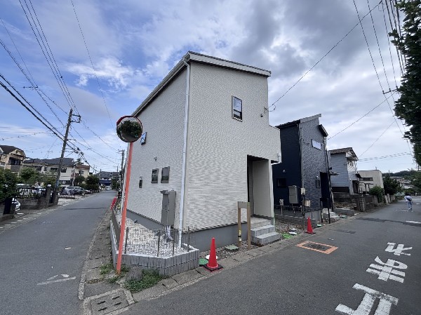 外観:無駄のない設計と明るさにこだわった新築戸建。