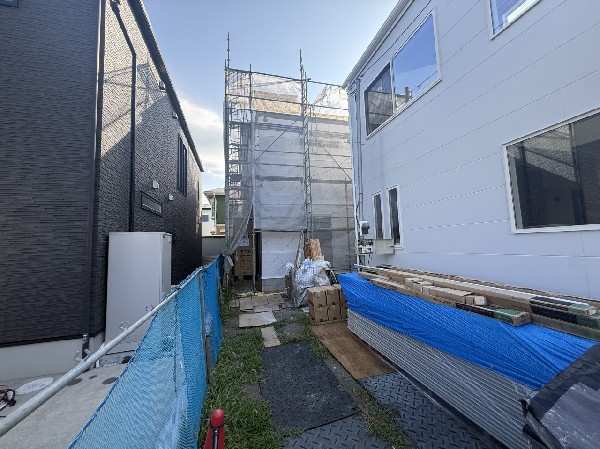 外観:周辺は落ち着いた第一種低層住居専用地域が中心で、高い建物がなく日当たりや開放感に恵まれた平坦な街並みです。