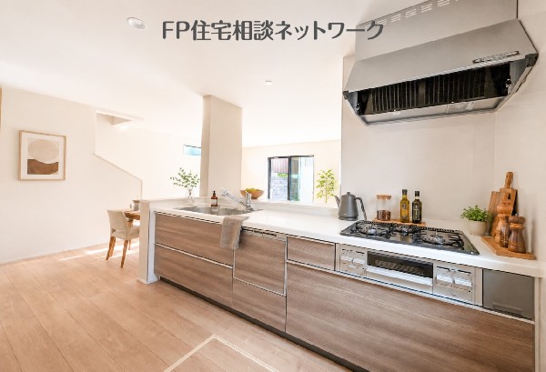 調理しやすいキッチン（本画像はAI加工済みであり、現地に家具等はなく価格にも含まれていません）