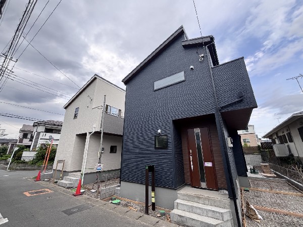 外観:建物はグレーを基調としたモダンデザイン。緑に恵まれた周辺環境:によく馴染みます。