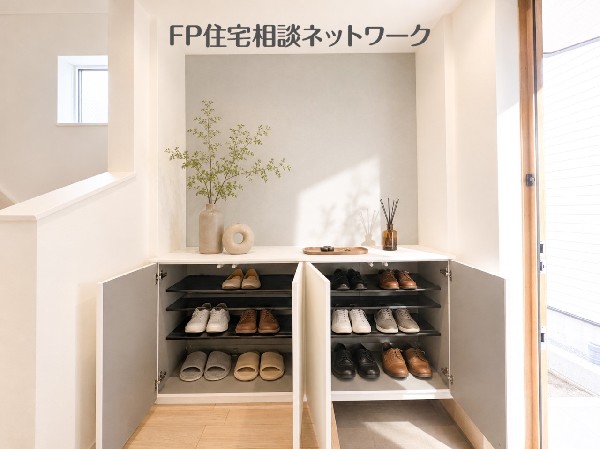 たっぷり入るシューズ収納。（本画像はAI加工済みであり、現地に家具等はなく価格にも含まれていません）