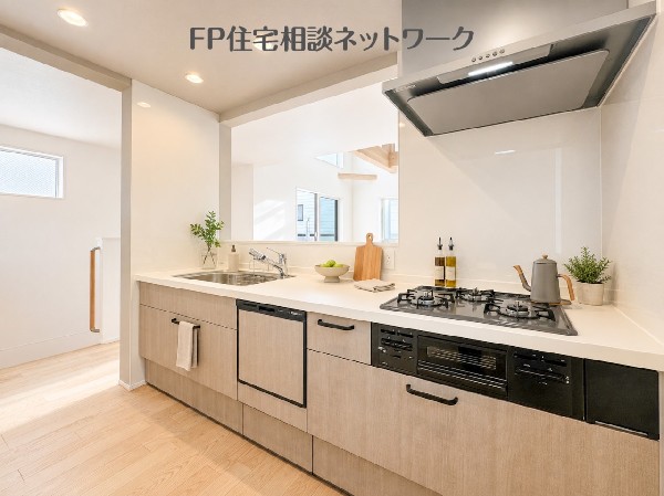 キッチンから見守る安心。（本画像はAI加工済みであり、現地に家具等はなく価格にも含まれていません）